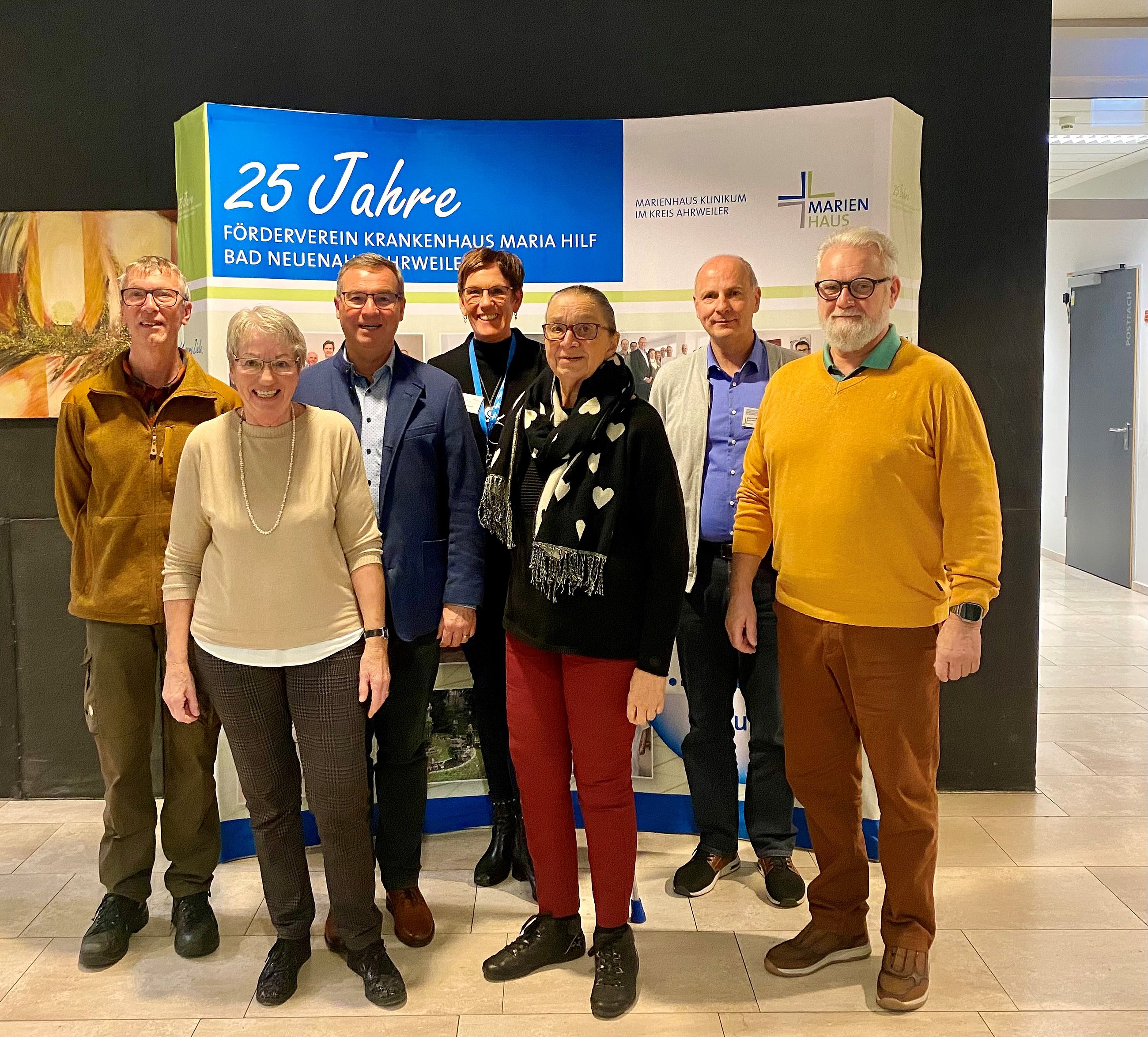 Gruppe von sieben Personen steht vor einem blauen und weißen Banner mit Text zum 25-jährigen Jubiläum des Fördervereins Krankenhaus Maria Hilf Bad Neuenahr-Ahrweiler